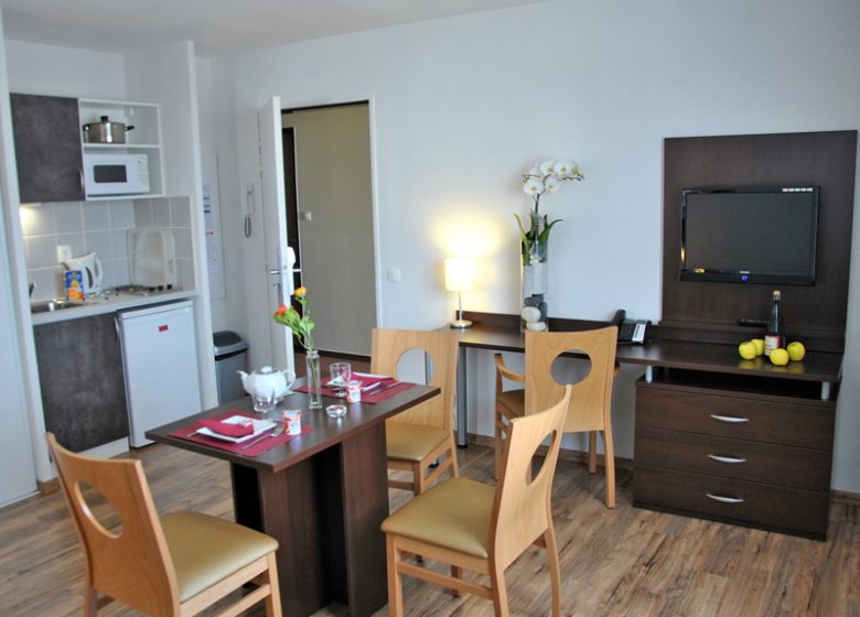 Cuisine et coin repas appartement Résidence le Clos Beaumois à Caen