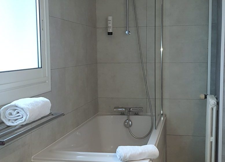 hotel-bristol-caen-salle-de-bain-confort-2
