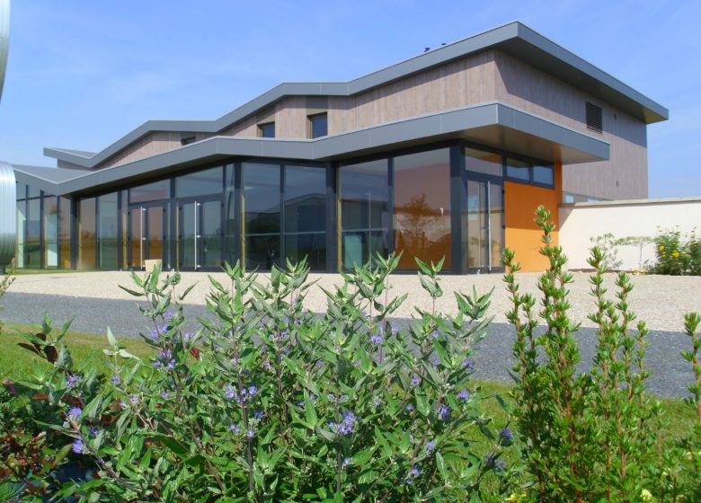 Salle Colleville Montgomery – Exterieur vue loin – ©Colleville Montgomery (2)