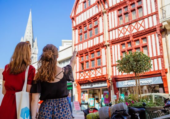 Sortie-entre-amies-dans-la-ville-de-Caen-Caen-la-mer-Tourisme—Les-Conteurs