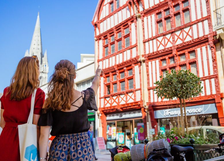 Sortie-entre-amies-dans-la-ville-de-Caen-Caen-la-mer-Tourisme---Les-Conteurs