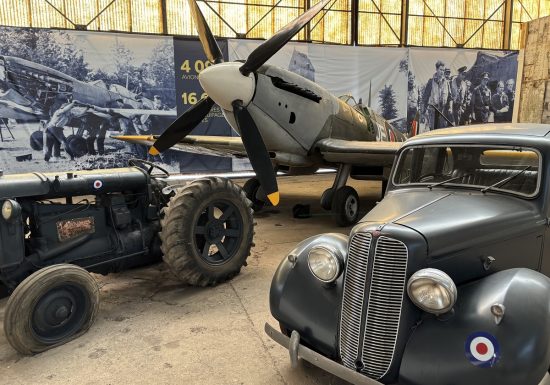 Spitfire & Hillman – D-Day Wings Museum – ©Manon Sandret