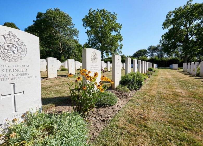 Tombes-Hermanville-sur-Mer__cimetiere_militaire_britannique-Caen_la_mer_Tourisme___Fabien_MAHAUT