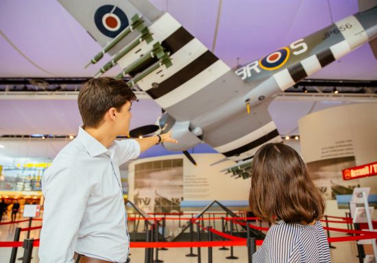 Visite-au-Memorial-de-Caen-Caen-la-mer-Tourisme-Les-Conteurs–Droits-reserves-Office-de-Tourisme-des-Congres-