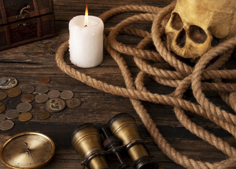 assortiment-d-artefacts-de-pirates-et-de-primes