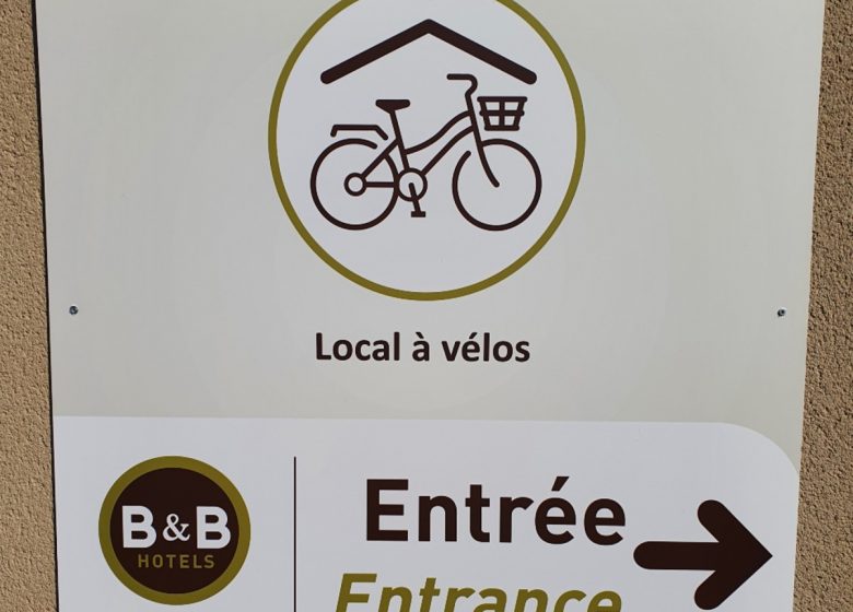 B&B Hotels Ouistreham Normandie panneau local vélo