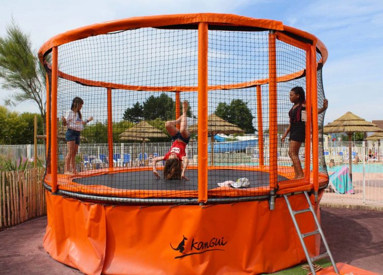 camping-les-prairies-de-la-mer-jeux-trampoline
