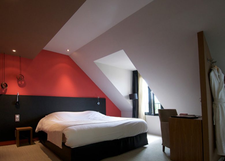 Chambre sur les tons rouges à l'hotel Ivan Vautier