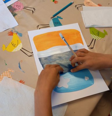 Atelier famille : création de carte postale sur le thème de la mer