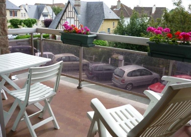 Terrasse du Studio de Myriam Corfec en location à Ouistreham en Normandie