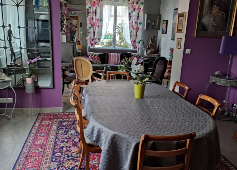 Salle du petit-déjeuner des Chambres d'hôtes de Madame Annick Gaudré à Ouistreham en Normandie