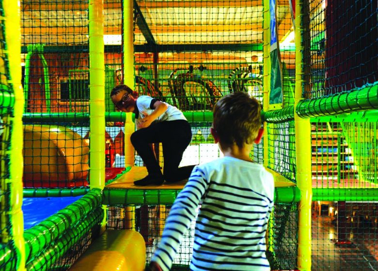 Aire de jeux couverte Girafou à Bénouville