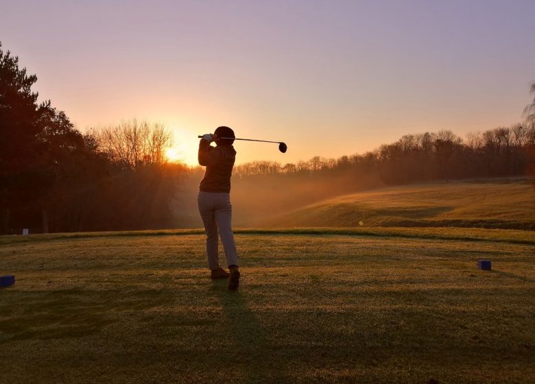 golf-caen-la-mer-golfeur-soleil-couchant-1