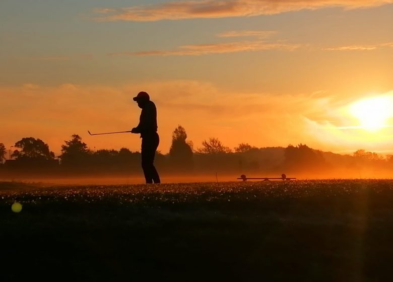 golf-caen-la-mer-golfeur-soleil-couchant-2
