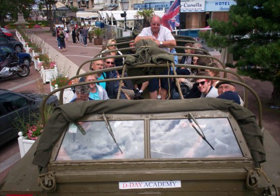 Groupe à bord de véhicules d’époque