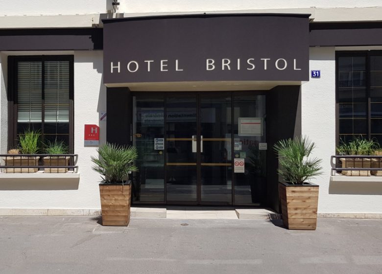 Entrée de l'Hôtel Bristol à Caen en Normandie
