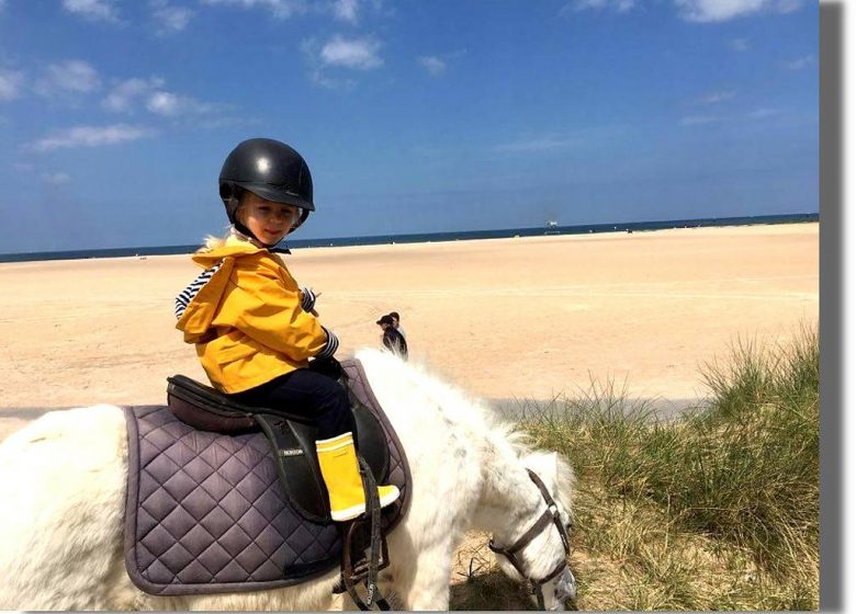 Enfant à poney avec le Centre équestre L'Etrier de la Plage à Ouistreham en Normandie