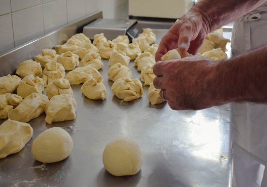 la-napolitaine-preparation-pizzas-2_CaenlamerTourisme