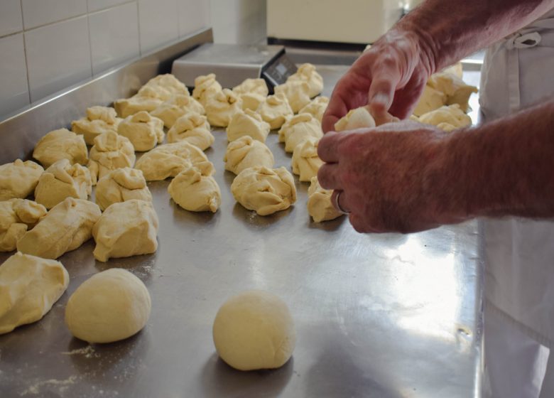 Préparation de la pâte à pizzas à la Pizzeria La Napolitaine à Caen en Normandie