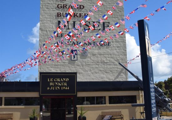 le-grand-bunker-ouistreham-drapeaux