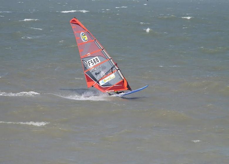 planche a voile en pleine vague 