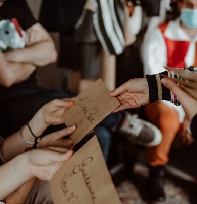 Petits Meurtres Entre Amis – Murder Party / Soirée enquête / Chasse aux indices