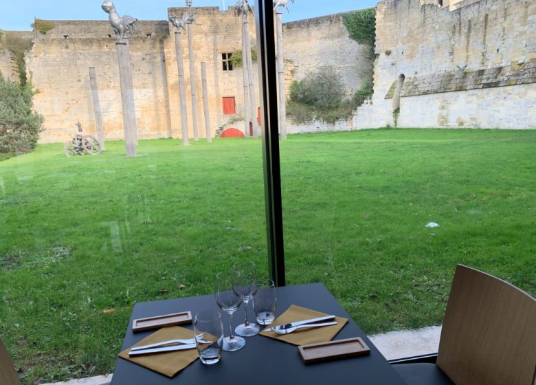 Le Mancel Restaurant -table vue parc sculpture