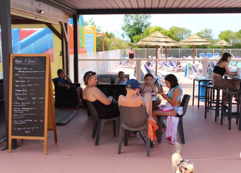 camping-les-prairies-de-la-mer-terrasse-bar