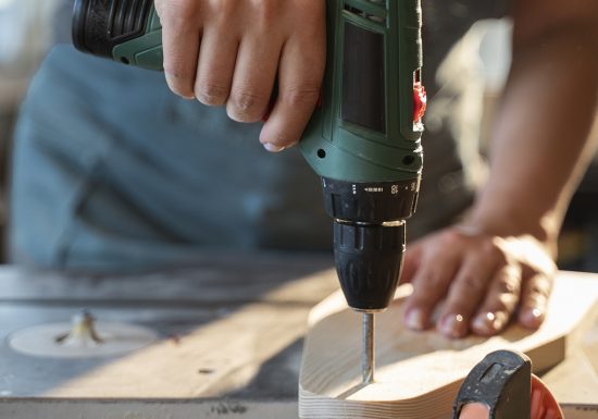 vue-de-face-femme-travaillant-avec-une-perceuse (1)