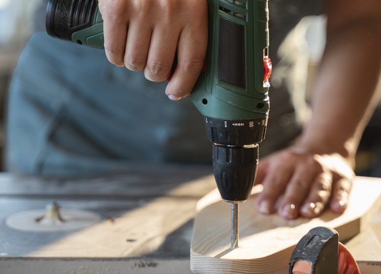 vue-de-face-femme-travaillant-avec-une-perceuse (1)