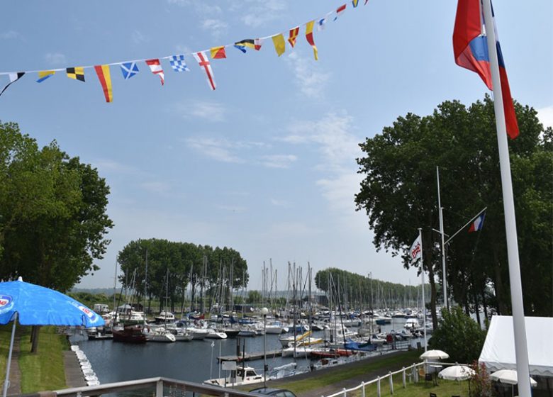 Vue sur le bassin de plaisance de Ouistreham depuis la Société des Régates de Caen Ouistreham en Nor